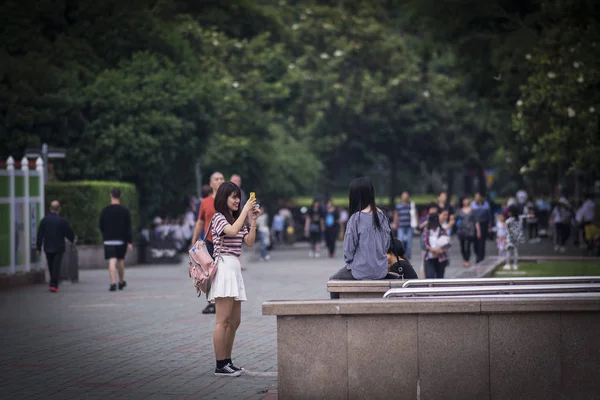 Dos Mujeres Jóvenes Ciudad — Foto de Stock