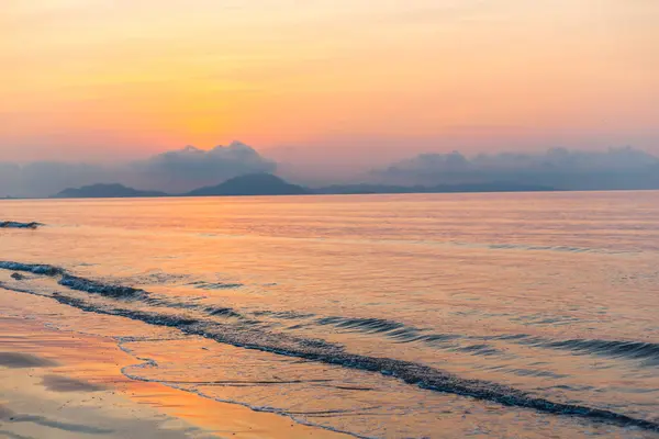 美丽的日落笼罩着大海 — 图库照片