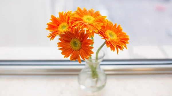 Belo Buquê Flores Laranja Vaso Uma Mesa Madeira — Fotografia de Stock