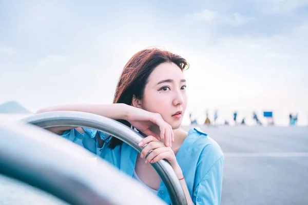 Mujer Joven Con Pelo Largo Coche —  Fotos de Stock