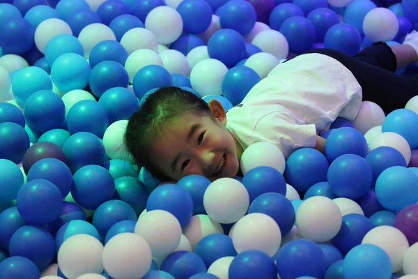 Niño Jugando Con Globos — Foto de Stock