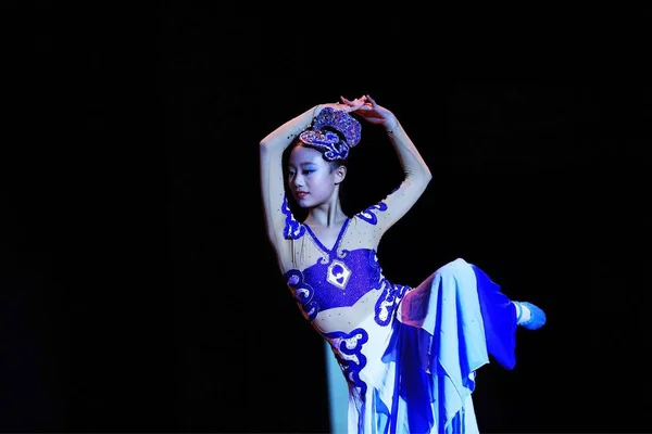 Retrato Una Hermosa Mujer Vestido Azul — Foto de Stock