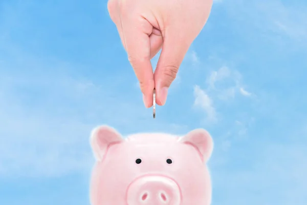 Hand Houden Piggy Bank Met Blauwe Lucht Achtergrond — Stockfoto