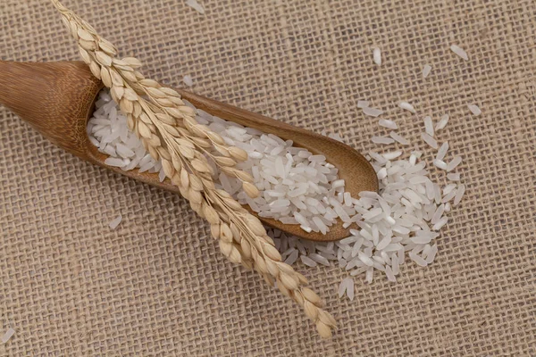 Trigo Una Canasta Mimbre Sobre Fondo Madera — Foto de Stock