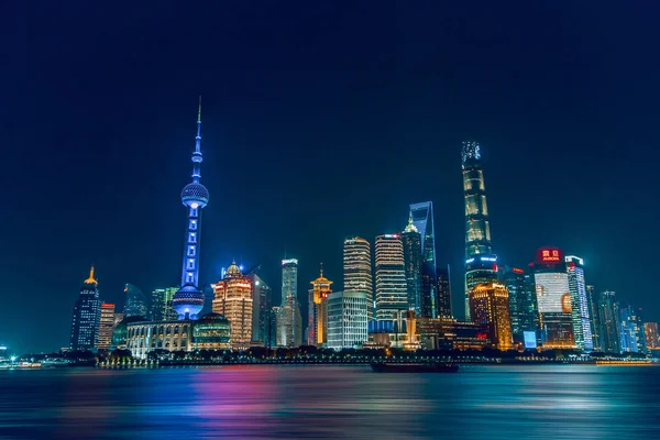 上海の高層ビルや黄浦川と夜のスカイライン — ストック写真
