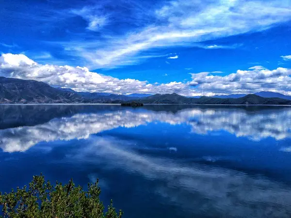 Blaue Und Weiße Wolken Den Bergen — Stockfoto