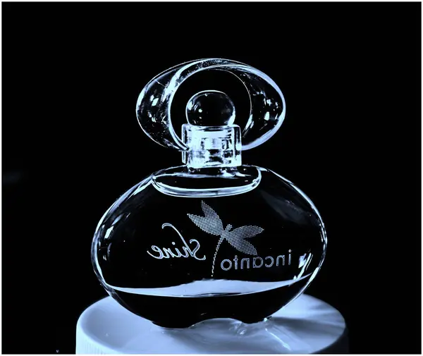 Frasco Perfume Sobre Fondo Negro — Foto de Stock