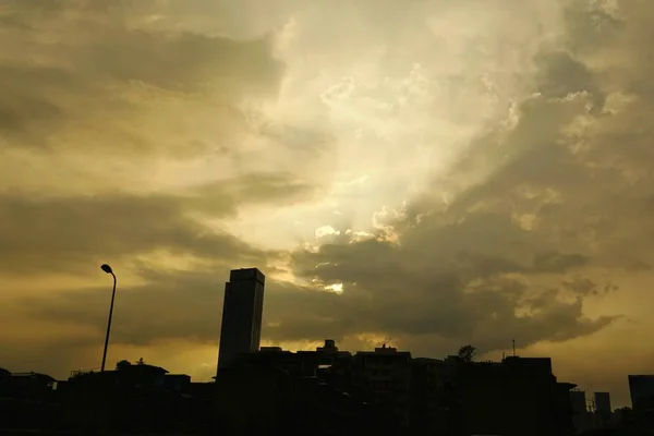 Silueta Una Ciudad Con Nubes Dramáticas — Foto de Stock