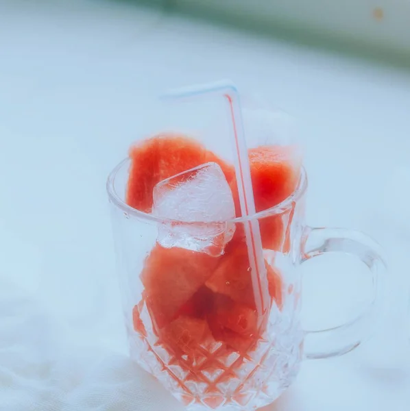 Vaso Cóctel Rojo Con Cubitos Hielo Fruta Fresca Mesa — Foto de Stock