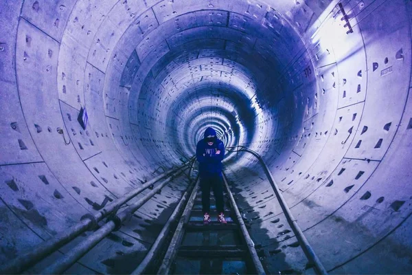 Gammal Tågtunnel Med Stor Klocka — Stockfoto