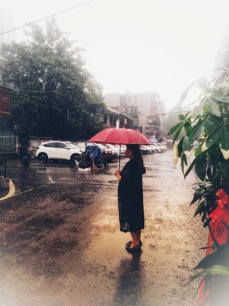 Mujer Abrigo Rojo Caminando Por Ciudad — Foto de Stock