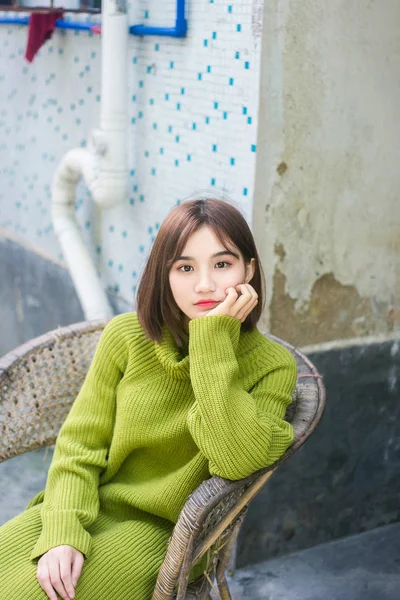Hermosa Mujer Joven Suéter — Foto de Stock