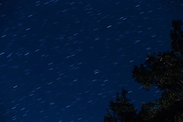 雲や星と共に夜空を — ストック写真