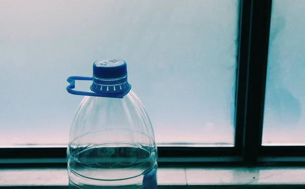 Vaso Agua Sobre Fondo Azul — Foto de Stock