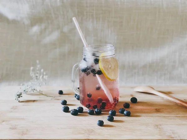 Vaso Bebida Fría Fresca Con Cubitos Hielo Sobre Mesa Madera — Foto de Stock