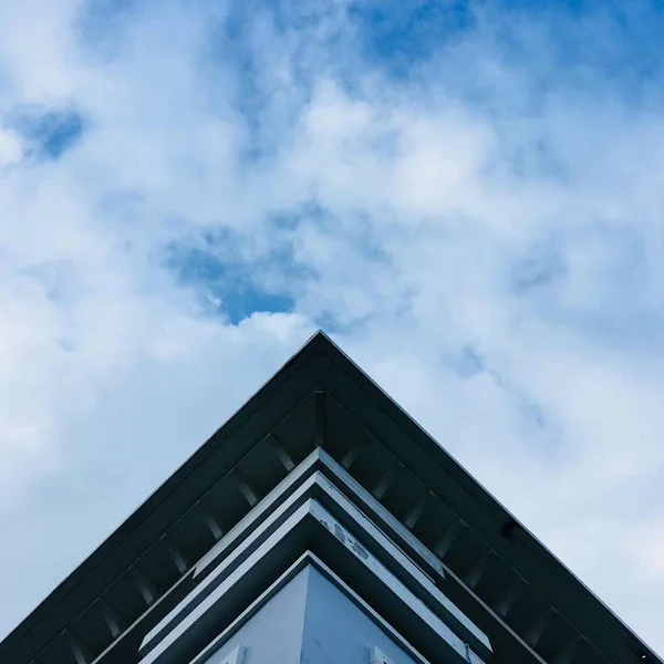 Edificio Moderno Con Cielo Nubes — Foto de Stock