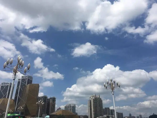 Ciudad Moderna Con Nubes Cielo — Foto de Stock