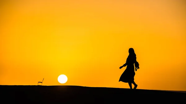 Silueta Una Mujer Con Una Mochila Playa — Foto de Stock