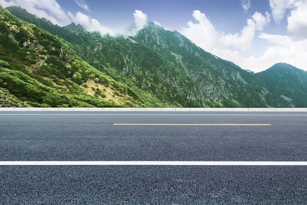 Strada Tra Montagne Delle Alpi — Foto Stock