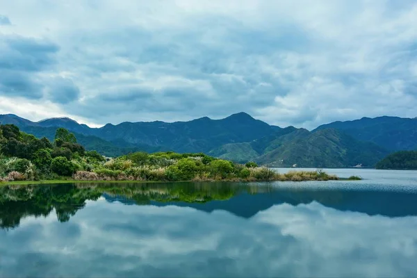 Dağlardaki Göl Manzarası — Stok fotoğraf