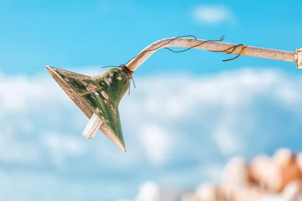 青い空の折り紙の鳥 — ストック写真