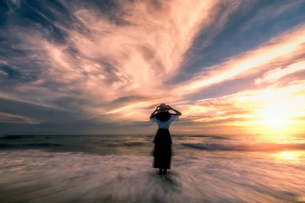 Silueta Una Mujer Pie Playa Con Una Mochila Mirando Mar — Foto de Stock