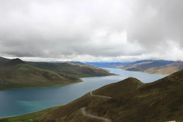 Hermoso Paisaje Con Montañas Nubes — Foto de Stock