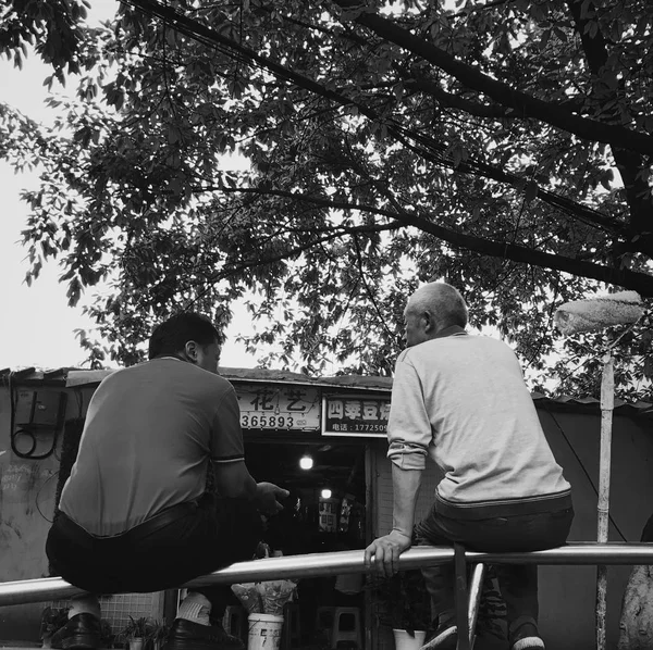 Hombre Mujer Sentados Banco Parque — Foto de Stock