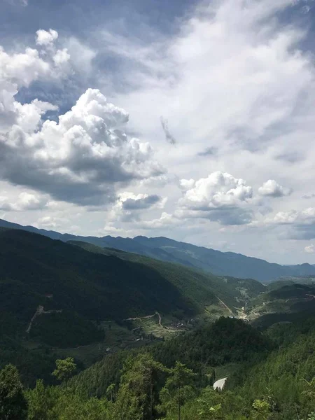 Bjerglandskab Med Skyer Blå Himmel - Stock-foto