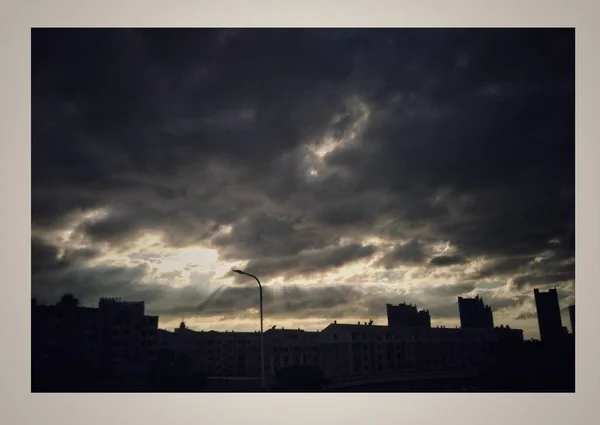 Silueta Una Ciudad Con Puesta Sol — Foto de Stock