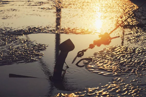 Hombre Mar Con Una Puesta Sol — Foto de Stock