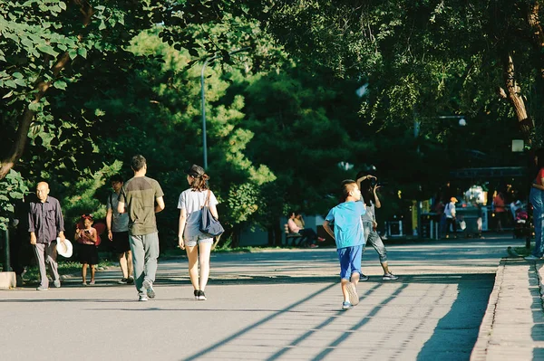 Grupo Personas Caminando Parque — Foto de Stock