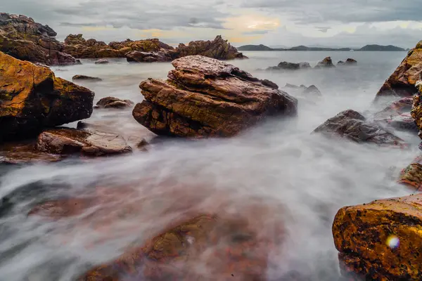 Hermoso Paisaje Con Rocas Olas — Foto de Stock