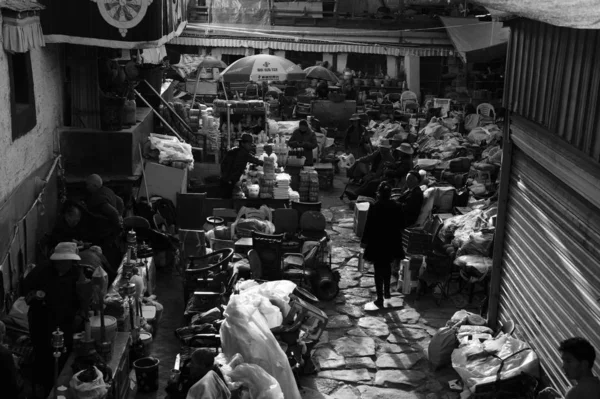 Imagen Blanco Negro Una Multitud Personas Calle — Foto de Stock