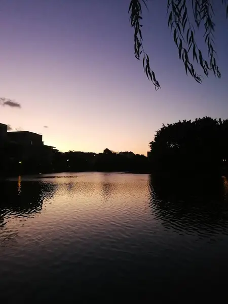 Puesta Sol Sobre Lago Por Noche — Foto de Stock