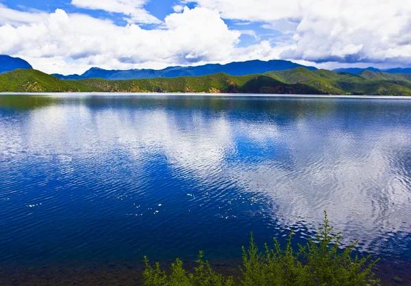 Hermoso Paisaje Con Lago Montañas —  Fotos de Stock