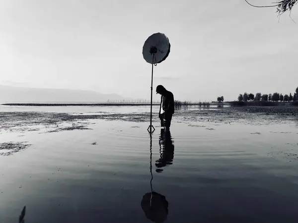 Silueta Una Mujer Vestido Negro Pie Playa — Foto de Stock