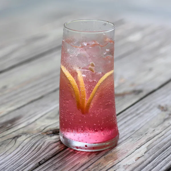 Vaso Cóctel Rojo Con Cubitos Hielo Sobre Fondo Madera — Foto de Stock