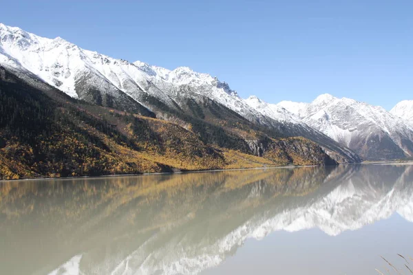 Hermoso Paisaje Con Lago Montañas — Foto de Stock