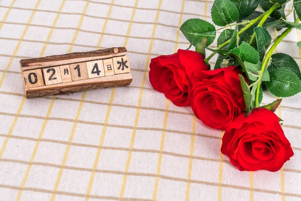 Cartão Dia Dos Namorados Com Rosas Vermelhas Pétalas Rosa — Fotografia de Stock