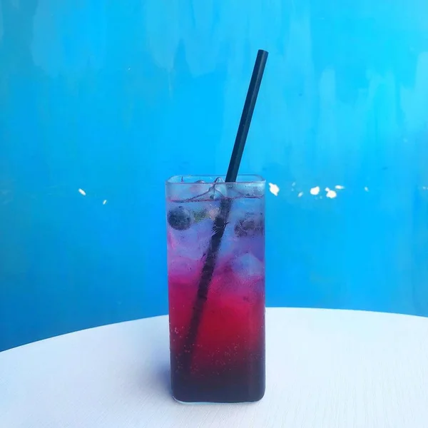 Vaso Cóctel Frío Con Cubos Hielo Fondo Azul — Foto de Stock