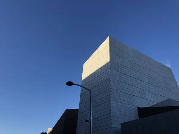 Moderní Budova Modrou Oblohou — Stock fotografie