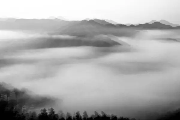 Bellissimo Paesaggio Della Montagna Con Nebbia Nuvole — Foto Stock