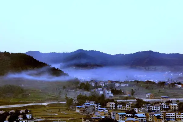 Hermoso Paisaje Con Montañas Niebla — Foto de Stock