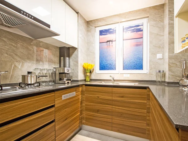Geniş Pencereli Modern Mutfak — Stok fotoğraf