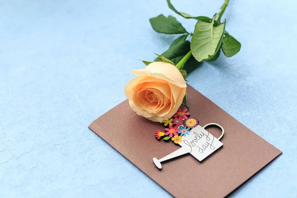 Hermoso Ramo Rosas Una Rosa Sobre Fondo Madera — Foto de Stock