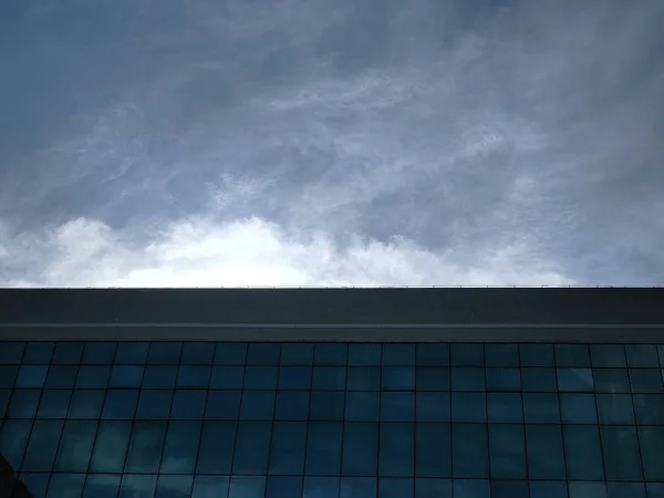 Edificio Moderno Con Reflejo Nubes — Foto de Stock