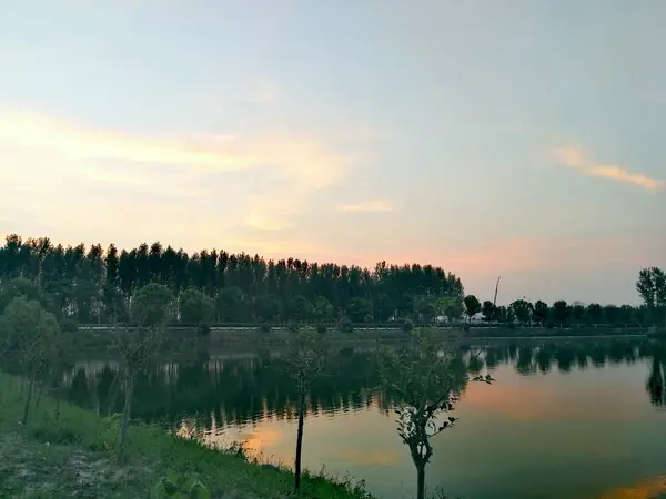 Hermoso Paisaje Con Lago Fondo — Foto de Stock