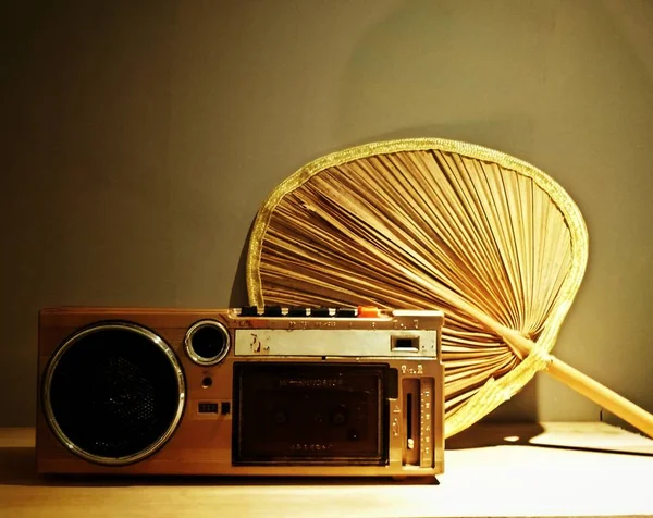 Radio Retro Sobre Mesa Madera — Foto de Stock