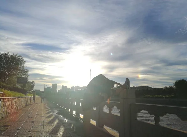 Hermoso Paisaje Con Una Ciudad Puente — Foto de Stock